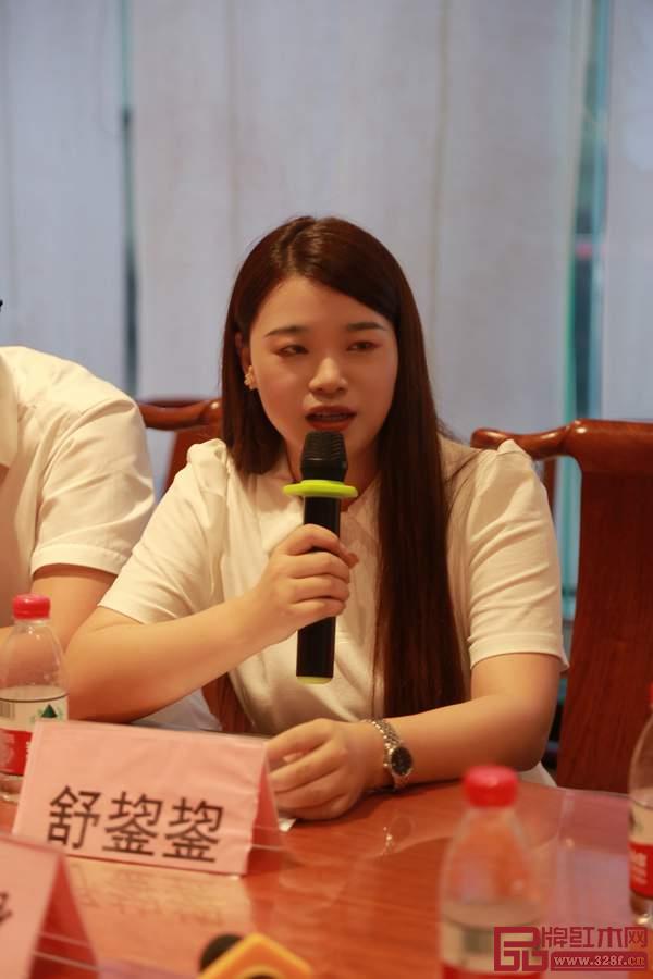 学会秘书长舒鋆鋆主持会议 学会秘书长舒鋆鋆主持会议