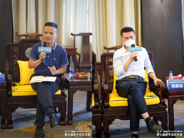 (左)中山职业技术学院红木家居学院执行院长潘质洪发言、(右)广东省新中式家具设计工程技术研究中心主任、五邑大学研究生导师陈振益发言 (左)中山职业技术学院红木家居学院执行院长潘质洪发言、(右)广东省新中式家具设计工程技术研究中心主任、五邑大学研究生导师陈振益发言