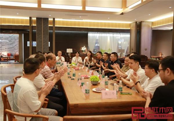 红木学会理事会新会座谈交流会在雄业家具顺利举行 红木学会理事会新会座谈交流会在雄业家具顺利举行