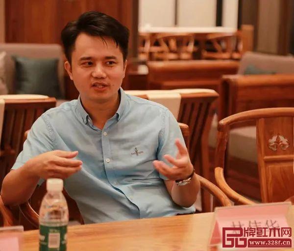 中山市红木古典家具学会会长、品牌红木CEO林伟华发言 中山市红木古典家具学会会长、品牌红木CEO林伟华发言
