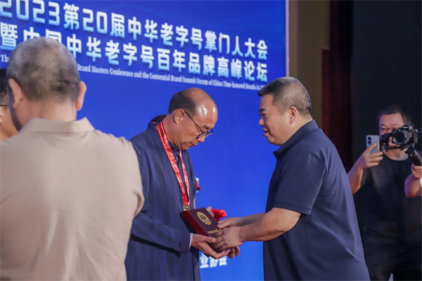 杜承三大师荣获“华夏工匠奖” 杜承三大师荣获“华夏工匠奖”