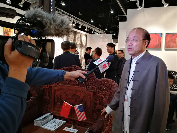 杜承三大师携作品《中国梦和谐宝座》参加洛杉矶国际艺术博览会中国国家展,现场接受美新社等媒体采访 杜承三大师携作品《中国梦和谐宝座》参加洛杉矶国际艺术博览会中国国家展,现场接受美新社等媒体采访
