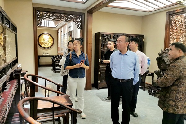 周京南研究员欣赏中式全屋整装样板间中的木雕精品 周京南研究员欣赏中式全屋整装样板间中的木雕精品