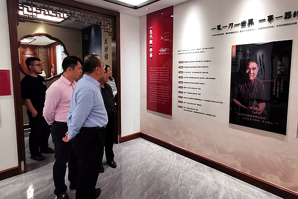 周京南研究员深入了解陈戴青大师的匠人理念 周京南研究员深入了解陈戴青大师的匠人理念