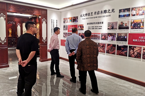 周京南研究员参观鸿庭轩品牌文化长廊 周京南研究员参观鸿庭轩品牌文化长廊