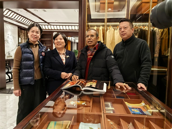 【东帝汶前总统鲁瓦克亲自体验明堂家居产品】 【东帝汶前总统鲁瓦克亲自体验明堂家居产品】