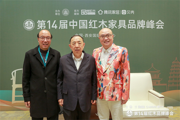 卓木王董事长杜承三(左)、总裁杜长江(右)与国务院参事室特邀研究员、国家人社部原副部长、中国劳动学会会长杨志明(中)合影留念 卓木王董事长杜承三(左)、总裁杜长江(右)与国务院参事室特邀研究员、国家人社部原副部长、中国劳动学会会长杨志明(中)合影留念