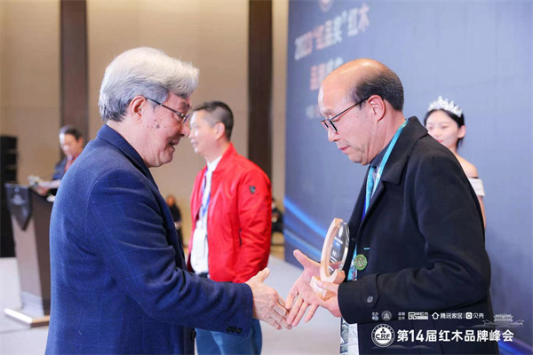 全国人大法律委员会原副主任、全国政协原常委、全国工商联原常务副主席孙安民(左)为卓木王总裁杜承三(右)颁奖 全国人大法律委员会原副主任、全国政协原常委、全国工商联原常务副主席孙安民(左)为卓木王总裁杜承三(右)颁奖