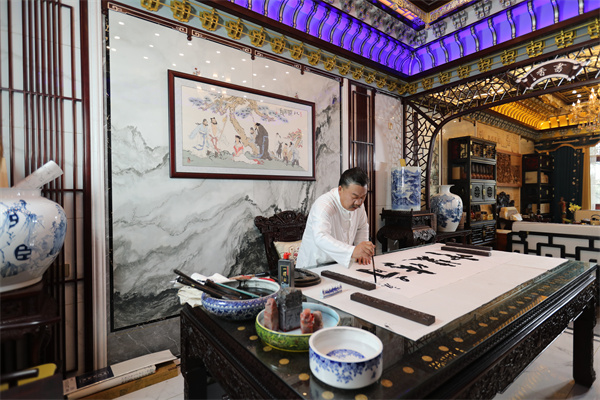 明清居·中装传品牌创始人、中国传统工艺大师金彪云为品牌题字 明清居·中装传品牌创始人、中国传统工艺大师金彪云为品牌题字