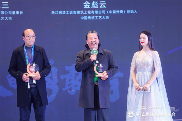 金彪云(中)在台上接受央视主持人吴双(右)采访 金彪云(中)在台上接受央视主持人吴双(右)采访