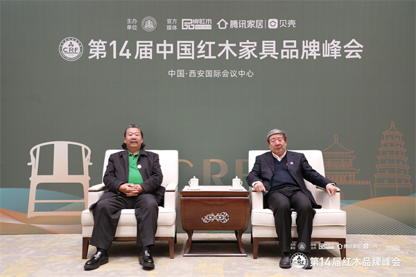 中装传奇品牌创始人、中国传统工艺大师金彪云(左)与国家文物局原常务副局长张柏(右)合影留念 中装传奇品牌创始人、中国传统工艺大师金彪云(左)与国家文物局原常务副局长张柏(右)合影留念