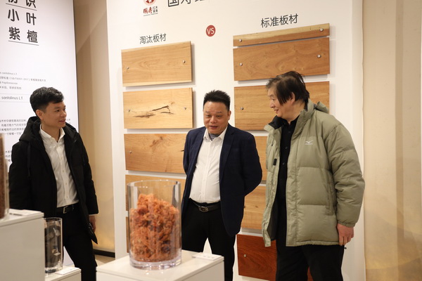 国寿红木总经理何伟权、营销总监袁利平为许建平大师介绍国寿红木选材及工艺标准 国寿红木总经理何伟权、营销总监袁利平为许建平大师介绍国寿红木选材及工艺标准