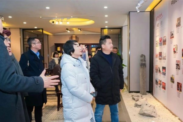红星美凯龙集团车建芳一行莅临李忠信红木参观考察