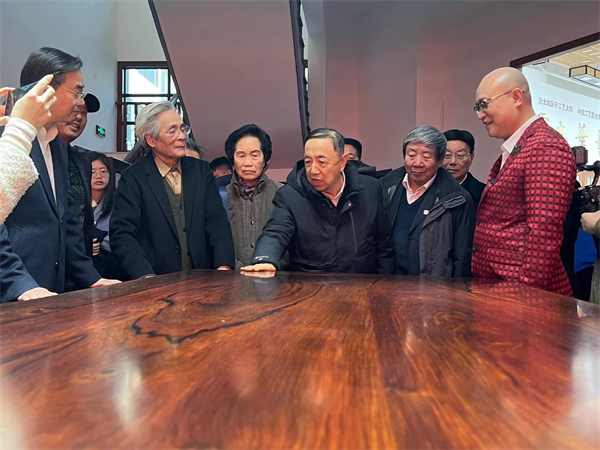 国家人社部原副部长杨志明（右三）、国家文物局原常务副局长张柏（右二）东阳市市委书记楼琅坚（左一）等在亚太地区手工艺大师卢光华（左二）与卓木王总裁杜长江（右一）陪同下一起参观卢光华艺术馆内陈列的卓木王《中国梦富春山居和谐书房》