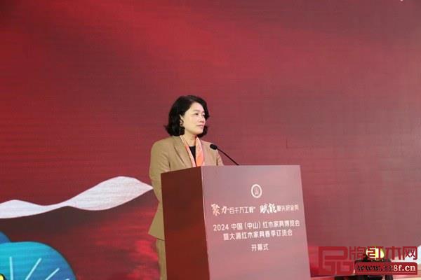 中山市政协副主席冯金怡上台致辞 中山市政协副主席冯金怡上台致辞