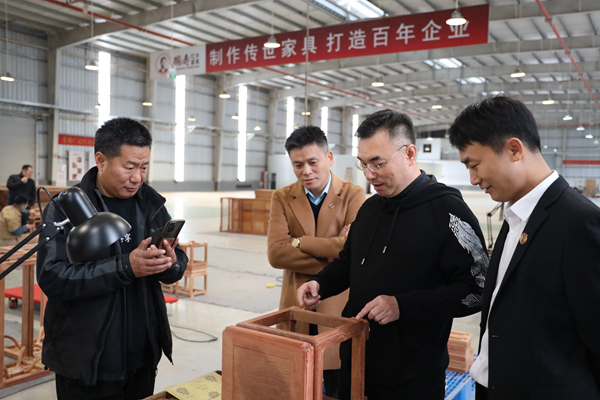 陈淦凡董事长为到访经销商介绍国寿红木精品细节 陈淦凡董事长为到访经销商介绍国寿红木精品细节