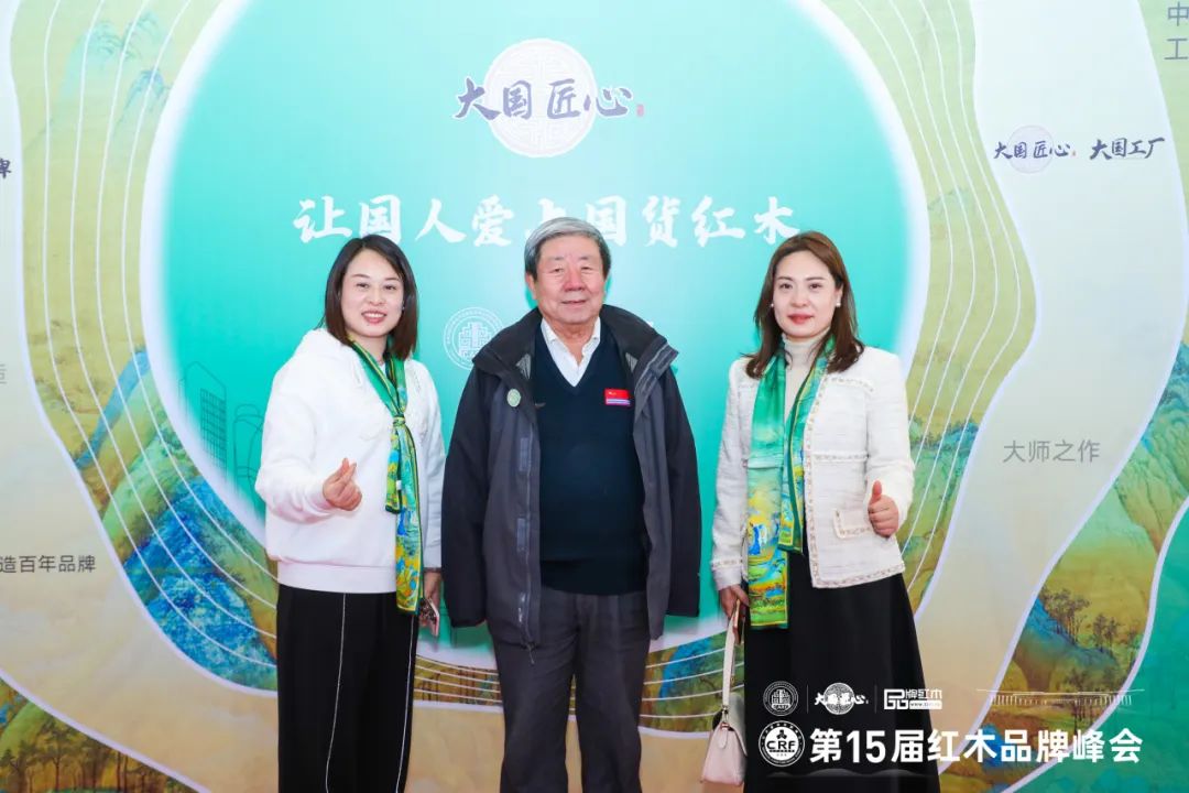 凹凸传奇红木董事长唐丽(左)、经理唐路(右二)与全国人大法律委员会原副主任、全国政协原常委、全国工商联原常务副主席孙安民(左二)合影留念 凹凸传奇红木董事长唐丽(左)、经理唐路(右二)与全国人大法律委员会原副主任、全国政协原常委、全国工商联原常务副主席孙安民(左二)合影留念