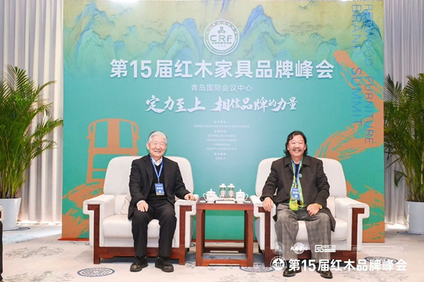 国务院发展研究中心原副主任、中国企业评价协会会长侯云春（左）与金彪云大师（右）合影