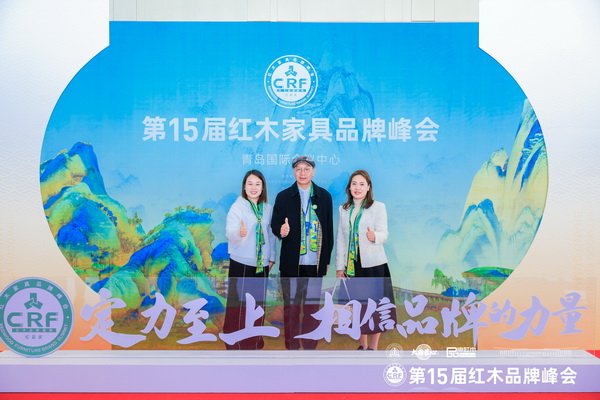 凹凸传奇红木董事长唐丽(右)、经理唐路(左)与清华大学家具设计高研班讲座教授彭亮(中)合影 凹凸传奇红木董事长唐丽(右)、经理唐路(左)与清华大学家具设计高研班讲座教授彭亮(中)合影