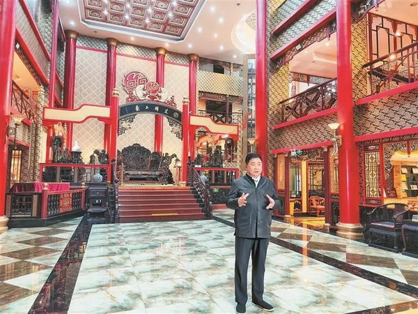 深圳龙华区文化名家、原故宫博物院院长单霁翔莅临美联红木艺术博物馆参观 深圳龙华区文化名家、原故宫博物院院长单霁翔莅临美联红木艺术博物馆参观