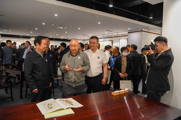 中国国家画院副院长范扬书画&怀古典藏红木艺术联展现场嘉宾云集 中国国家画院副院长范扬书画&怀古典藏红木艺术联展现场嘉宾云集