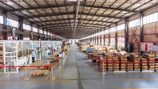 巴吉五轴先进的数控设备在红木品牌工厂高效运转 巴吉五轴先进的数控设备在红木品牌工厂高效运转