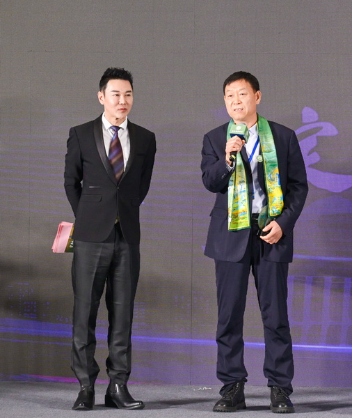 巧夺天工红木董事长张爱冬接受央视主持人肖贵宁采访 巧夺天工红木董事长张爱冬接受央视主持人肖贵宁采访