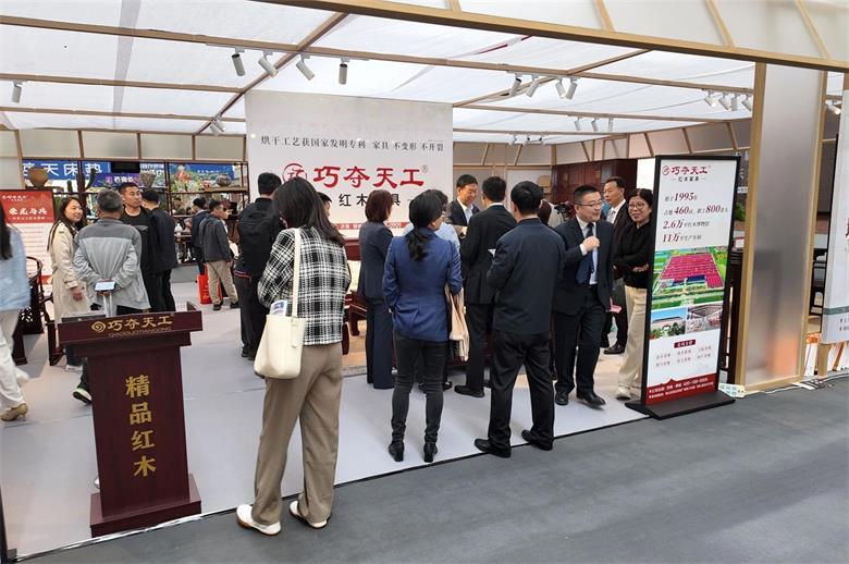 巧夺天工青岛家具展首日实力圈粉，新模式重构高端红木新范式